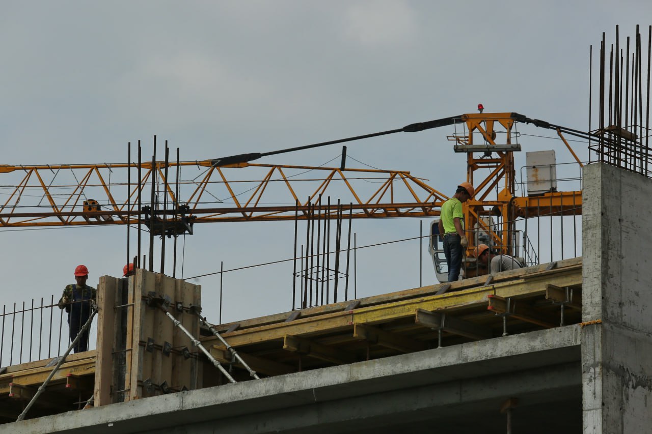 Две компании получили разрешения на застройку промзон в Новосибирске Мэрия выдала разрешения на строительство на двух промышленных площадках на Окружной в Калининском районе и на Есенина в Дзержинском Многоэтажные жилые комплексы с подземными парковками в этих местах запланировали ООО Тактический Урбанизм СЗ из холдинга Брусника и ООО СЗ ВИРА на Окружной Застраивать участки обе компании будут по соглашениям о комплексном развитии принадлежащих им территорий СЗ ВИРА на Окружной собирается освоить площадку размером 5 5 га в два этапа На первом вырастет 15 этажный дом из двух корпусов Организации предстоит убрать с территории шесть нежилых зданий в том числе склады мастерскую и проходную Фирме Тактический урбанизм СЗ разрешили возвести пять блок секций первого жилого дома общей площадью 37 185 кв метров Высота 11 и 27 этажей Весь комплекс появится в четыре очереди Сооружения займут участок в 5 1 га В нагрузку обе компании построят учреждения образования Подписаться на канал