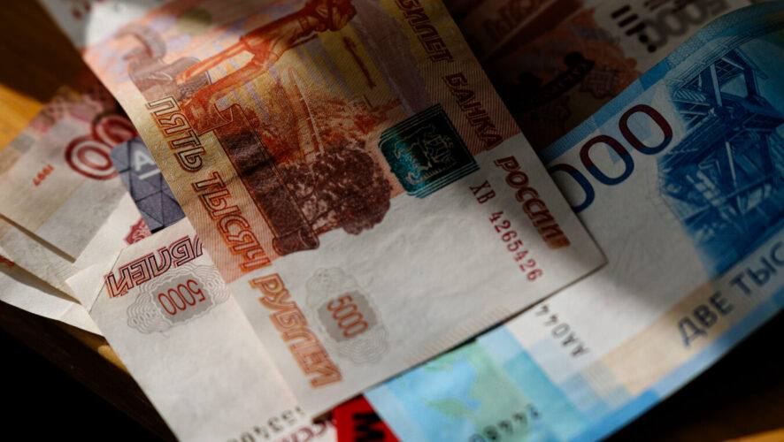 Правительство хочет вернуть 13 ую зарплату Замсекретаря Общественной палаты РФ Владислав Гриб предложил возродить в России традицию выплаты 13 й зарплаты для работников бюджетной сферы По его словам это очень важная социальная мера для бюджетников Он добавил что выплаты помогут семьям спланировать крупные покупки перед Новым годом KazanFirst   в бот