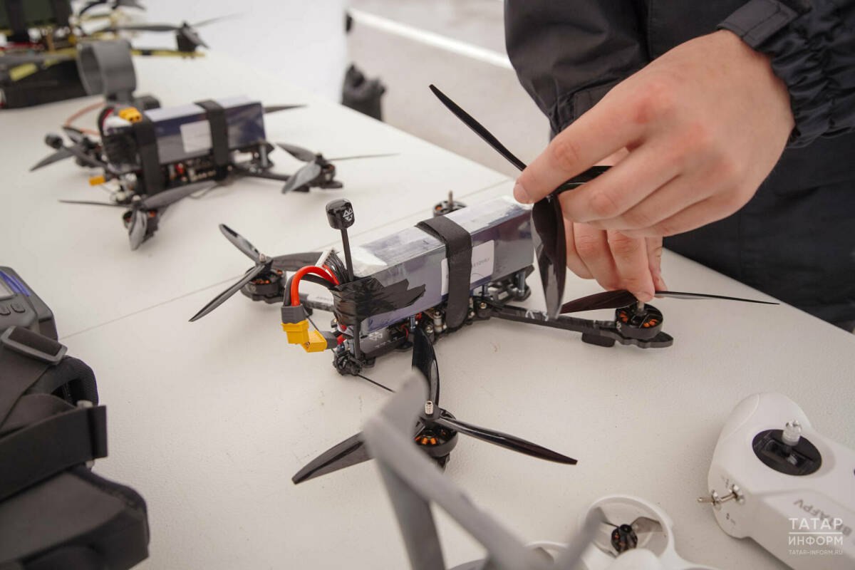 В Казани построят научно производственный центр беспилотных авиасистем В Татарстане построят промышленный технопарк Научно производственный центр беспилотных авиационных систем Республики Татарстан Соответствующий проект постановления Кабинета министров республики опубликован на официальном портале правовой информации РТ Технопарк разместится в Казани а управляющей компанией назначено ООО Унипарк Министерство экономики республики будет контролировать реализацию проекта Правительство России ранее одобрило законопроект о предоставлении регионам субсидии на реализацию мероприятий в рамках национального проекта Беспилотные авиационные системы Татарстан получит 2 млрд рублей в рамках программы создания сети научно производственных центров испытаний и компетенций в области беспилотных авиационных систем iatatarinform tatarinform