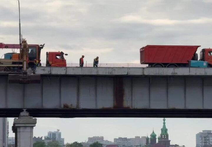 Первый этап ремонта Тургеневского моста в Краснодаре завершили на 95 процентов Осенью движение транспорта и пешеходов переведут на обновлённую часть объекта На Тургеневском мосту продолжается ремонт. Демонтировали тротуарные плиты, парапетные блоки, карнизные консоли и перила, сняли 40 балок и 20 плит пролётного строения со стороны выезда из Краснодара. Убрали лестничный спуск со стороны Адыгеи. Демонтажные работы первого этапа капитального ремонта объекта завершены на 95%. Каждый день на объекте работают около 70 человек и 13 единиц техники. Капремонт Тургеневского моста выполняется круглосуточно с точным соблюдением сроков, заявили в департаменте транспорта и дорожного хозяйства. ПОДРОБНЕЕ