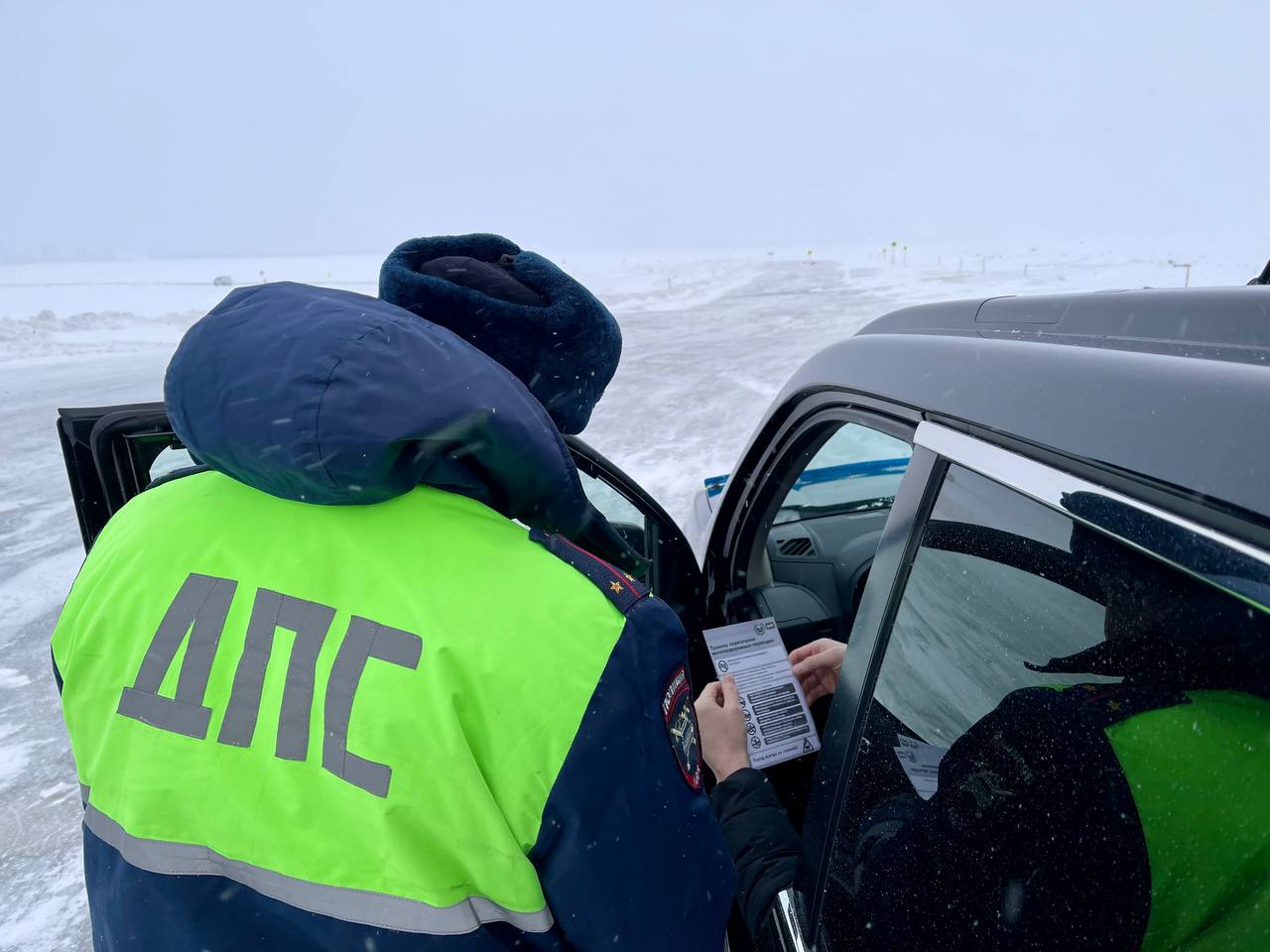 ‍ В Салехарде автоинспекторы провели акцию «Уступи дорогу поезду».  27 января с целью недопущения дорожно-транспортных происшествий на железнодорожных переездах сотрудники Госавтоинспекции провели инструктаж безопасности на переправе Салехард-Лабытнанги.  Вручая памятки, инспекторы призвали водителей не въезжать на железнодорожный переезд при закрытом или начинающем закрываться шлагбауме, соблюдать Правила дорожного движения и быть предельно внимательными на дороге.  ‼ В Госавтоинспекции напоминают о том, что соблюдение элементарных правил может помочь избежать дорожно-транспортных происшествий и сохранить вашу жизнь и здоровье.     #мвдроссии #полиция #гибддянао #гибдд #янао #салехард