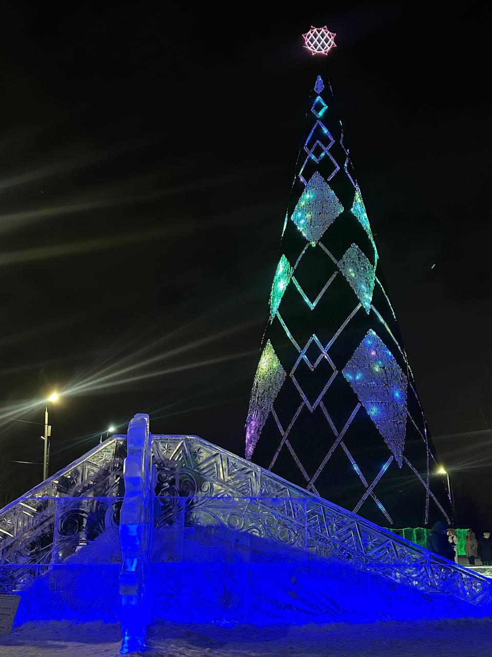 Ледовый городок в Татышев парке сегодня не работает а с 13 января режим работы зимних локаций на острове следующий  ледовый городок ежедневно с 10 00 до 22 00  каток ежедневно с 10 00 до 21 30  лыжня на Олимпийской и Яблоневой аллеях круглосуточно Ваш Главный по афише Telegram Max