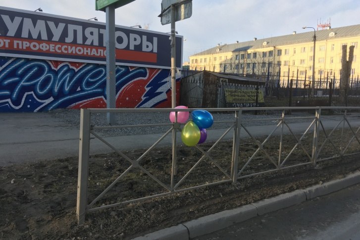 Дорожной яме в Новосибирске отметили девять лет Яме на улице Котовского в Новосибирске, превратившейся из дорожной выбоины в местный мем и культурный феномен, отметили девять лет. Об этом сообщает активист Дмитрий Мишин, который ведет официальный аккаунт от имени ямы в соцсетях. По словам Мишина, «легендарная яма» на Котовского неоднократно становилась объектом внимания — как коммунальных служб, так и горожан. Рабочие пытались заделать её много раз, однако каждый раз она возвращалась, словно напоминая о нерешенных системных проблемах с дорожной инфраструктурой. «Это не просто яма, это отражение саркастического отношения горожан к местным реалиям. Она стала символом наших трудностей, и вокруг неё регулярно устраивают перформансы, чтобы привлечь внимание к проблеме», — рассказывал активист в интервью. На протяжении последних лет вокруг ямы проходили флешмобы, инсталляции и даже поэтические чтения. Жители шутят, что выбоина «имеет прописку» и «устоявшуюся репутацию».