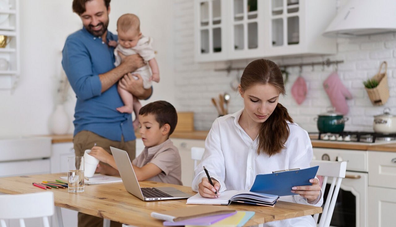 В России предложили ввести маткапитал на третьего ребенка в 1 млн рублей и освободить матерей от налогов Семьи должны получать маткапитал не только на первых двух детей но и на третьего ребенка А размер доплаты должен быть как минимум 1 млн рублей заявили в Общественной палате По мнению общественников размер маткапитала должен быть прогрессивным необходимо удваивать материнский капитал при рождении второго ребенка а на третьего ребенка его увеличить существенно Также в Госдуме предложили освободить женщин предпринимателей от налогов на год после рождения или усыновления ребенка чтобы во время декрета не пришлось закрывать ИП а вернуться к работе Освобождение должно распространяться на все применяемые налоговые режимы в том числе налог на доходы в рамках упрощенной системы налогообложения налоги в рамках общей системы налогообложения единый сельскохозяйственный налог фиксированные авансовые платежи в рамках патентной системе считают депутаты fatcat18