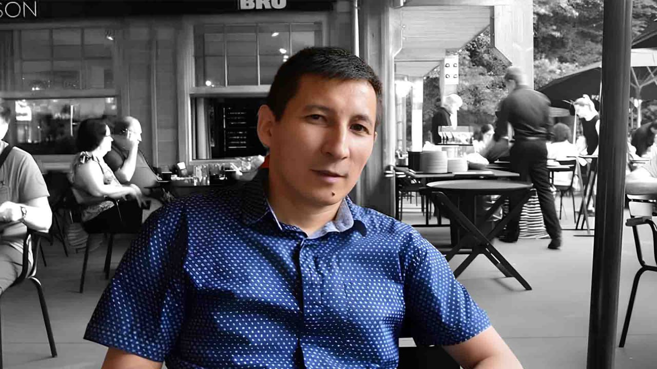 Экс дипломату Сакену Мамаш отказали в изменении приговора Суд Астаны оставил в силе приговор бывшему дипломату Сакену Мамаш 6 лет лишения свободы Его признали виновным в истязании супруги Карины Мамаш История получила огласку после того как в мае 2024 года Карина опубликовала видеообращение где рассказала о систематическом насилии со стороны мужа на протяжении 10 лет После этого экс дипломата экстренно вернули из ОАЭ в Казахстан и арестовали весной 2025 года Карина Мамаш сообщила что намерена сменить фамилию и рассматривает возможность подачи иска против родственников бывшего мужа за оскорбления и публикацию ее фотографий и снимков детей в соцсетях kursivm kursiv news
