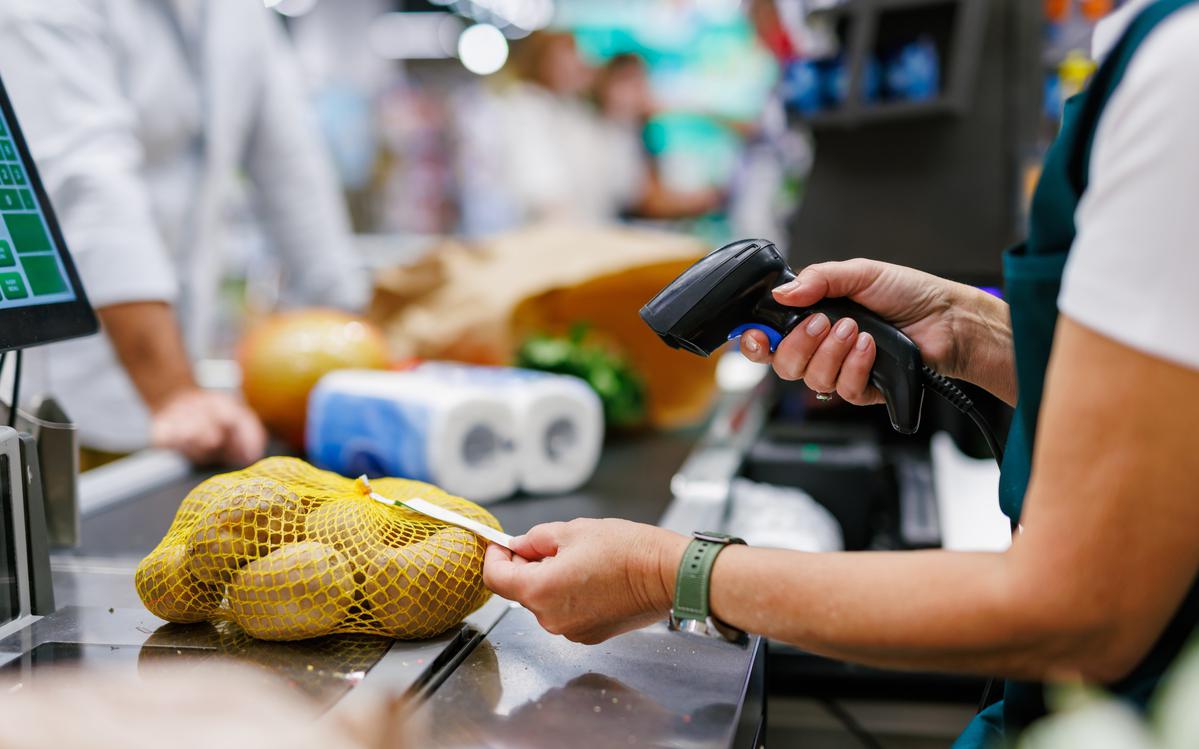 Инфляционные ожидания населения в июле остались на уровне 13% Согласно опросу «инФОМ», проведенному для Банка России с 2 по 11 июля 2025 года, инфляционные ожидания россиян составили 13%, неизменившись с июня 2025 года. В мае данный показатель составлял 13,4%, в апреле — 13,1%. Минимальные ожидания на 2025 год были зафиксированы в марте, на уровне 12,9%. «Этот индикатор играет ключевую роль для Банка России в принятии решений по изменению ключевой ставки. Сохранение инфляционных ожиданий на прежнем уровне может повлиять на решение отложить снижение ставки на 2 п. п. на ближайшем заседании 25 июля», — отметили в «Цифра брокер». Юрий Кравченко, начальник отдела анализа банков и денежного рынка «Велес Капитал», считает, что неизменность инфляционных ожиданий несмотря на индексацию тарифов ЖКХ является положительным фактором.