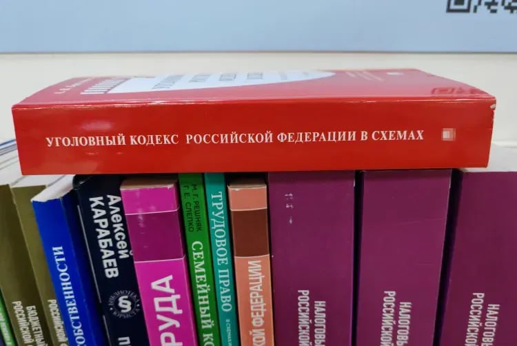 ‼ К тюрьме приговорили иностранца, отправлявшего деньги террористам Суд вынес обвинительный приговор иностранцу, причастному к финансированию терроризма. Преступление выявили сотрудники управления ФСБ России по Амурской области. Расследованием уголовного дела занималось это же ведомство. Мужчина переводил деньги со своей банковской карты на счет, подконтрольный международной террористической организации, которая запрещена в России. Средства предназначались для деятельности указанной терорганизации. "1-й Восточный окружной военный суд признал иностранца виновным в совершении преступления по ч. 1.1 ст. 205.1 УК РФ "Содействие террористической деятельности в форме финансирования терроризма". Осужденному назначено 9 лет лишения свободы. Три года он проведет в тюрьме, остальной срок - в исправительной колонии строгого режима", - сообщает пресс-служба УФСБ России по Амурской области. Приговор пока в законную силу не вступил. ТЕЛЕПОРТ.РФ – здесь все об Амурской области Написать нам