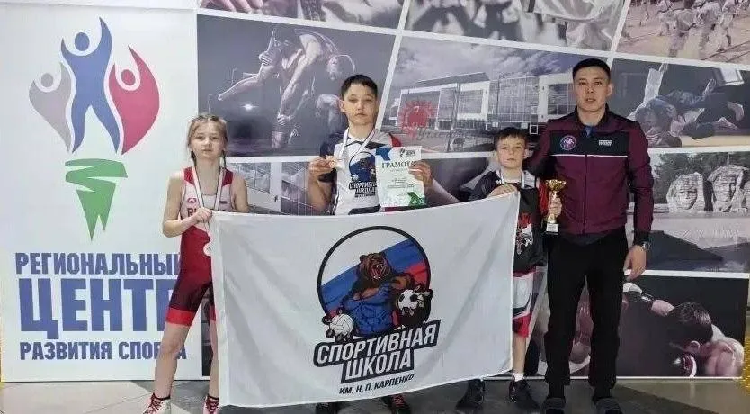 Шахтерские спортсмены получили полный комплект наград В Комсомольске на Амуре прошел фестиваль спортивной борьбы приуроченный к 81 й годовщине Победы в Великой Отечественной войне При поддержке ВГК в нем выступили воспитанники школы им Н П Карпенко Команда показала сильный результат Владимир Сироткин Ангелина Шестопалова Захар Иващенко Поздравляем ребят и их наставников с отличным выступлением ВГК принимает активное участие в развитии спорта в Углегорском районе и поддерживает разные направления бокс борьбу футбол сноуборд лыжный спорт и другие Компания помогает воспитанникам выезжать на соревнования и создавать условия для новых достижений Подпишитесь на ВГК Telegram MAX ВК