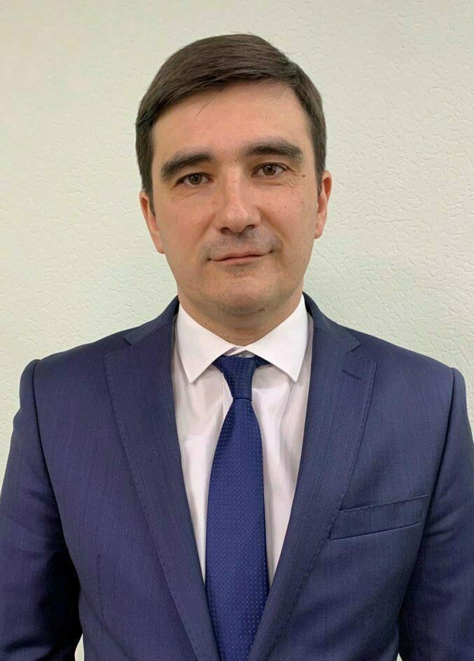 Засланец из Саратова станет новым ректором архангельского САФУ В Северном Арктическом федеральном университете имени Ломоносова меняется руководство. Сегодня истекает контракт с ректором САФУ Павлом Марьяндышевым, который занял место Елены Кудряшовой в мае прошлого года. Как стало известно ИА «Эхо СЕВЕРА», уютное кресло в архангельском университете займёт Михаил Данилов. Что о нём известно? Был доцентом кафедры политических наук Саратовского государственного университета имени Чернышевского. В 2016 году начал путь на чиновничьем поприще. До 2017 года был зампредом комитета по финансам администрации Саратова. С 2017-го возглавил комитет по общественным отношениям, анализу и информации администрации Саратова, однако, не проработав и года, уехал в Марий Эл. Там он стал министром внутренней политики, развития местного самоуправления и юстиции, проработал 4 года. Формально Данилов ушёл в отставку, однако ходят слухи, что причиной ухода с должности стало разгромное поражение «Единой России» — тогда за партию проголосовали всего треть избирателей республики. После этого он снова уехал в Саратов, где занял должность проректора по инновационной и проектной деятельности Саратовского областного института развития образования. В 2023 году занял должность первого заместителя главы города Урай в ХМАО. Выглядит как ссылка. Теперь Архангельск. В принципе, то же самое, что Колыма. Пословица даже есть: дальше Архангельска не сошлют. Как видно по биографии, карьерная лестница Данилова не шла вверх, скорее вниз, поэтому выбор его на должность ректора САФУ вызывает определённые вопросы, в том числе и у преподавательского состава, который не очень-то доволен новым назначением. Известно также, что ранее на должность ректора обсуждалась кандидатура замминистра образования РФ Ольги Петровой. Но не срослось. Фото: сайт администрации города Урай