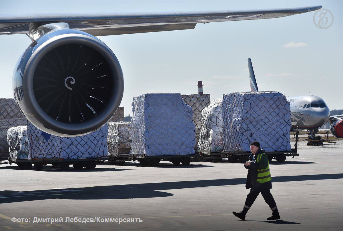 Российские грузовые авиакомпании предупреждают парк может встать через 3 5 лет Российский грузовой авиарынок оказался на грани остановки За три с половиной года количество доступных самолётов сократилось вдвое и в строю осталось лишь 28 бортов в основном старые Ил 76 с быстро исчерпывающимся ресурсом Износ техники усугубляется дефицитом запчастей ремонтные очереди растягиваются до года вывоз двигателей на обслуживание за рубеж осложнён а цены на детали взлетели в разы Отрасль также испытывает острую нехватку пилотов и инженеров а тренажёры давно устарели На рынке усиливается конкуренция со стороны перевозчиков из Киргизии Узбекистана и Китая которые получают преимущество Авиакомпании намерены предложить властям продлить ресурс советских самолётов ограничить демпинг иностранцев стабилизировать цены на запчасти упростить ремонт двигателей за рубежом и ввести ежегодные субсидии рейсов на уровне 10 млрд рублей Реклама Подписывайтесь на NEWSVL