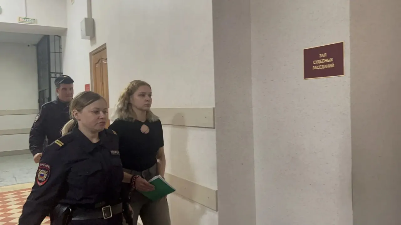 В Самарском областном суде началось очередное заседание по делу Екатерины Тарховой Напомним девушка была задержана в феврале 2025 года по подозрению в убийстве своих дедушки и бабушки Виктора и Натальи Тарховых Позже Екатерина призналась в убийстве Виктора и Натальи Тарховых и пояснила что расправилась с ними из корыстных побуждений Желая завладеть имуществом родственников она отравила их а затем заморозила при помощи азота после чего с помощью сообщника расчленила тела ГТРК Самара MAX lВК lОК lСАЙТ