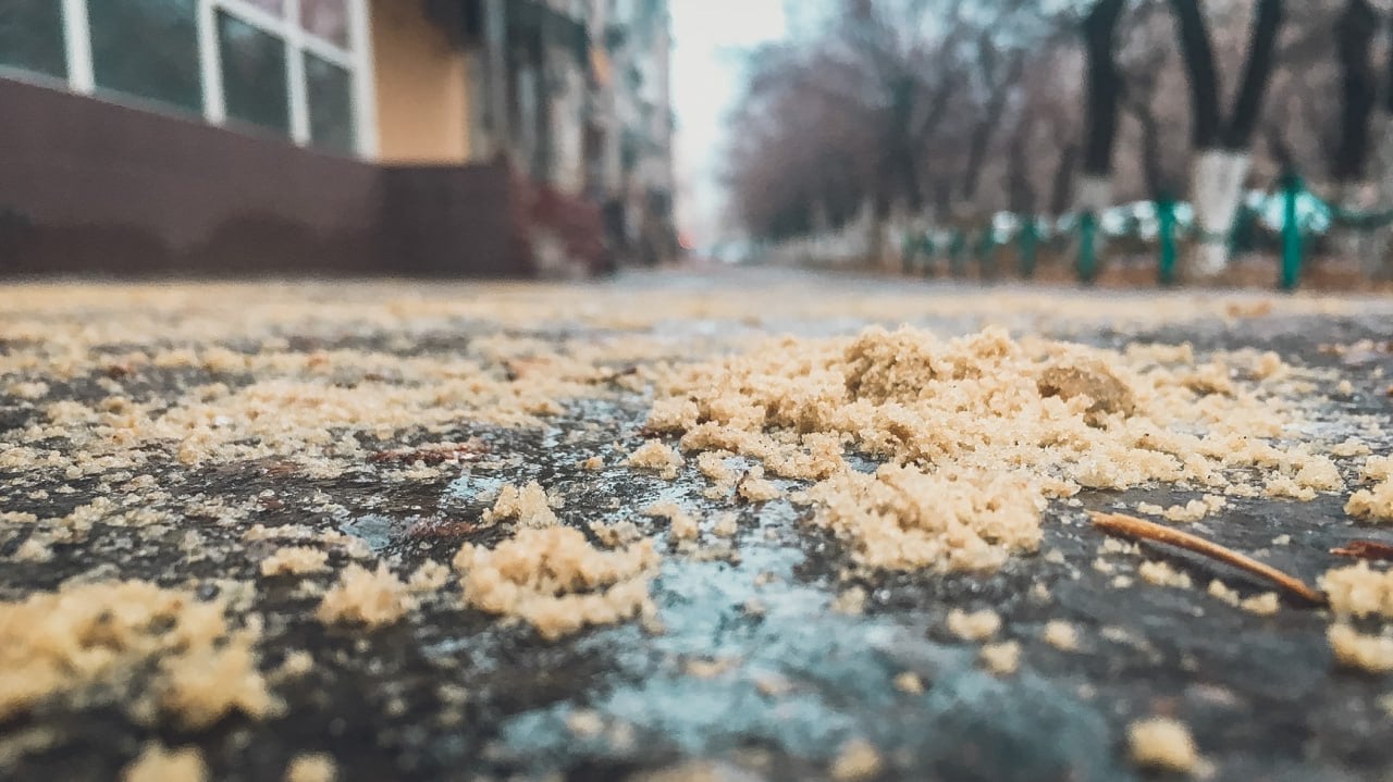 Аномальный гололед сковал дороги в Волгограде.  Дождь и заморозки обернулись серьезным гололедом утром 5 января, сообщает мэрия. В связи с этим ночью на улицы города вывели спецтехнику.  Дороги тщательно обработали реагентами. К 06:00 на всех основных магистралях предотвратили гололед. Общественный транспорт курсирует в штатном режиме. Работа спецтехники продолжится в течение дня.  С утра также идет обработка от гололеда и тротуаров, а также остановок.            Подписаться