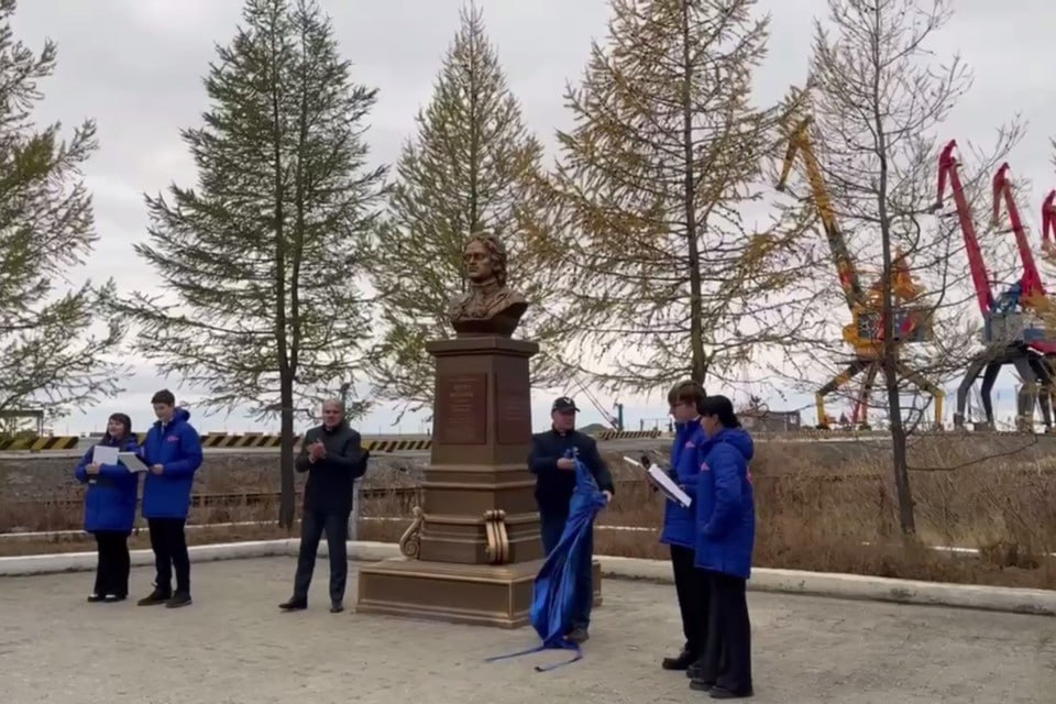 На площади Портовиков в Дудинке прошло торжественное открытие бюста Петра I Как пишет глава Таймырского муниципального района Алексей Членов в своем телеграм канале памятник появился в знак признания вклада императора в освоение Арктики Благодаря ему теперь мы имеем здесь сообщение с Европой и Азией говорит глава района Бюст установили на берегу Енисея Это совместный проект администрации Таймыра и Северного флота соцсети Алексея Членова   Подписаться на kpkrsk