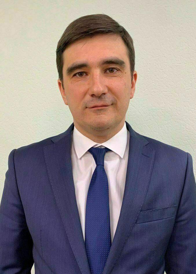 У САФУ сменится и. о. ректора. Им станет Михаил Данилов — бывший министр природных ресурсов республики Марий Эл. Он работал проректором Саратовского областного института развития образования и был заместителем главы города Урай Ханты-Мансийский АО . По информации личного источника 15 мая истекает договор Павла Марьяндышева, который был назначен главой вуза в 2024 году. Договор с Михаилом Даниловым тоже будет оформлен на один год. Известно, что назначенец должен прибыть в город уже сегодня, а в университете подготовили именную табличку для его кабинета. Подписаться