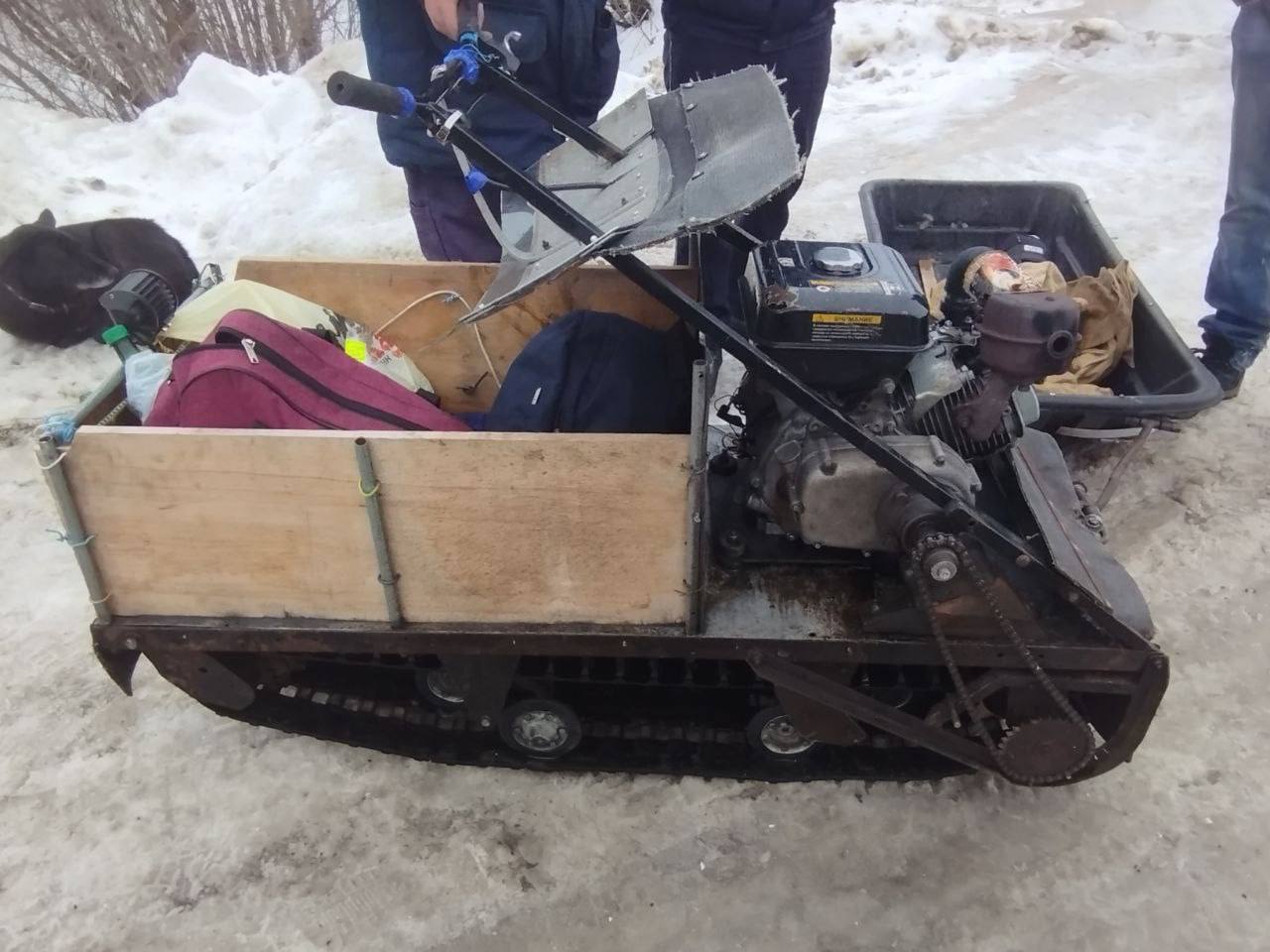 Возрастной архангелогородец, ставший виновником аварии, поработает во благо страны  ДТП произошло днём 25 февраля 2024 года. Возрастной северянин, управляя мотобуксировщиком с санями-волокушами, двигался по северодвинской трассе. Выезжая со второстепенной дороги со стороны улицы Зеленец в сторону посёлка Луговой Приморского муниципального округа, он не уступил дорогу иномарке «Mitsubishi Pajero Sport», которая двигалась в сторону Архангельска.  Итог: столкновение и тяжёлая травма, которую получил пассажир мотобуксировщика. При этом отмечается, что сам виновник аварии был адски пьян.  По информации пресс-службы областной прокуратуры, вину в совершении преступления подсудимый не признал.  Суд назначил помору 3 года принудительных работ с дополнительным наказанием в виде лишения права заниматься деятельностью, связанной с управлением транспортными средствами, на срок 1 год 6 месяцев.  Фото пресс-службы областной прокуратуры