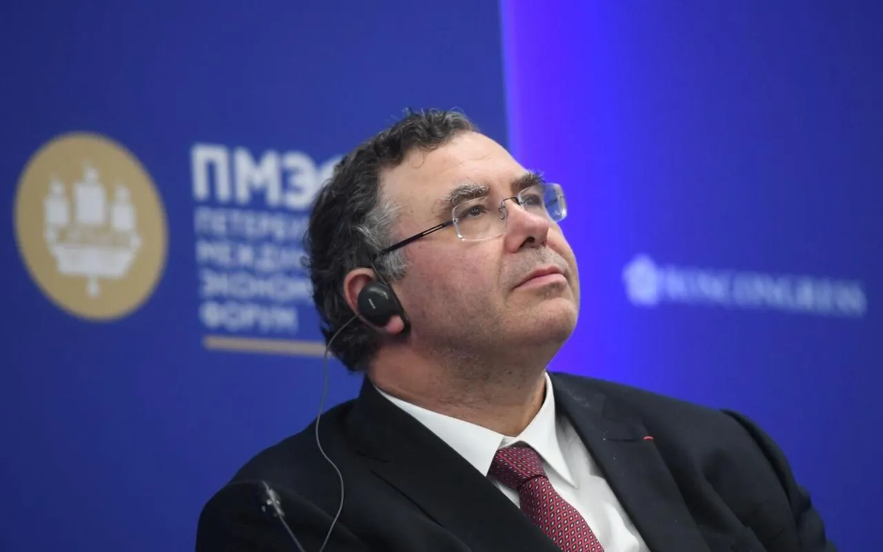 Мы уже исчерпали весь излишек запасов Глава TotalEnergies предупредил об угрозе энергетического дефицита во Франции из за ситуации вокруг Ирана Патрик Пуянне считает такой сценарий возможным если конфликт продлится еще два три месяца По его мнению уже сейчас необходимо искать обходные пути Мы в МАХ