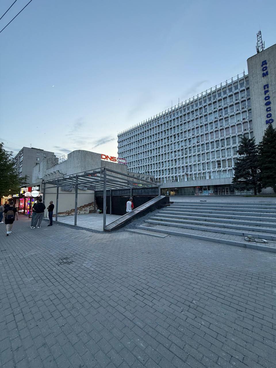 В Ростове демонтируют лестницу у дома Профсоюзов для строительства торговых павильонов. На улице Красноармейской начался снос широкой лестницы возле дома Профсоюзов. На её месте уже готовится площадка под новые торговые помещения — рабочие завершили бетонные работы и приступили к монтажу металлического каркаса.