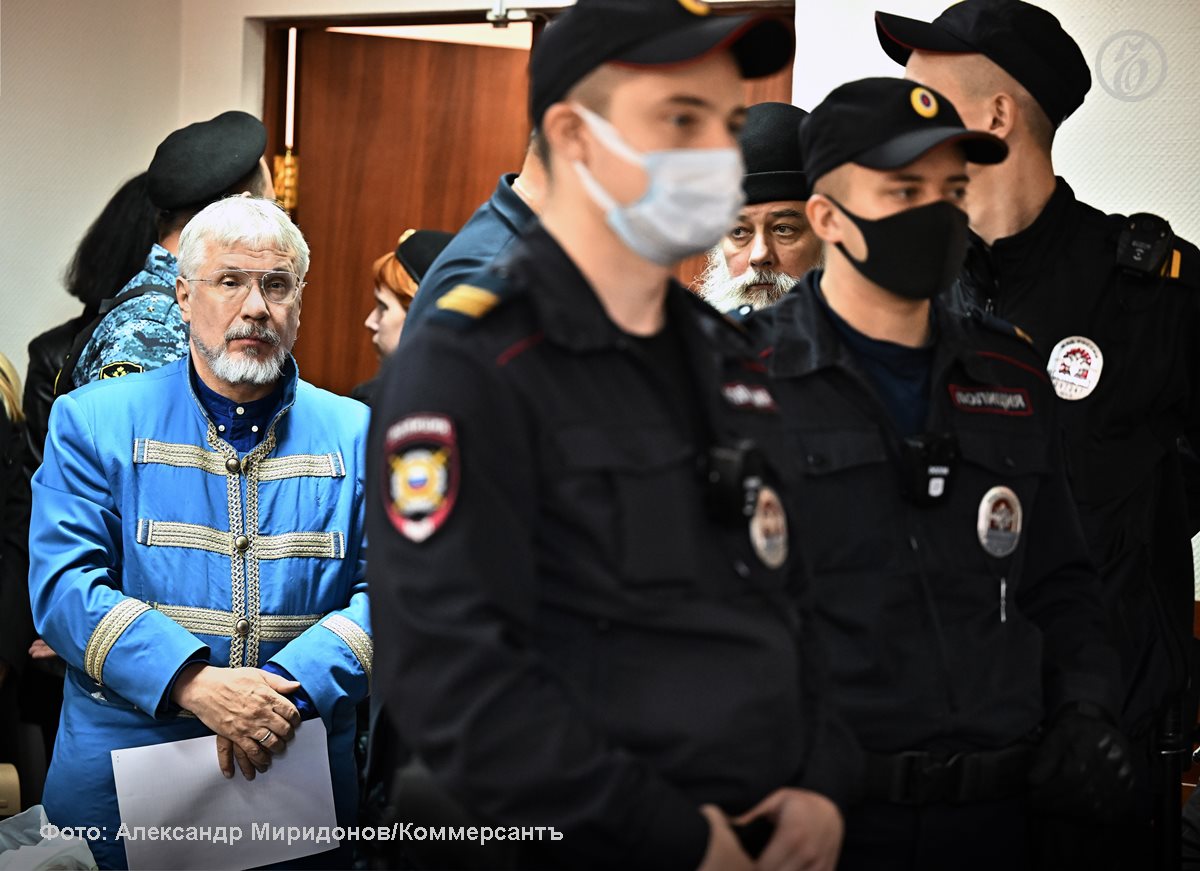 В Москве на сроки от семи до девяти лет за особо крупную растрату в колонию отправлены бывшие совладельцы и топ менеджеры ростовского банка Кредит Экспресс Они признаны виновными в хищении из кредитного учреждения почти 100 млн руб Ранее фигуранты были осуждены вместе Василием Бойко Великим компания которого Вашъ финансовый попечитель выступала учредителем банка Ъузнал