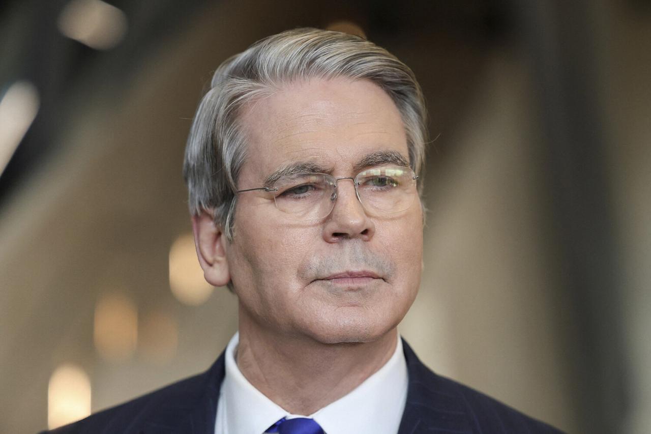 В США допустили падение мировых цен на нефть при урегулировании на Украине Существенное снижение мировых цен на нефть возможно в случае сделки по Украине заявил министр финансов США Скотт Бессент По его словам на рынок может вернуться дополнительный объем нефти если удастся добиться урегулирования   по России и Украине   по Ирану   по Венесуэле В таком случае минфин США снимет санкции и предложение нефти вырастет отметил он Читайте Газету Ru в MAX Участвуйте в розыгрыше