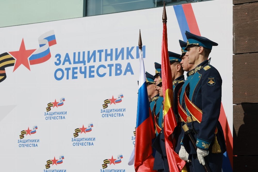 Фестиваль «Челябинская область – большая семья» будет посвящен Году защитника Отечества Руководитель ведомства отметил, что акцент регионально события будет сделан на оказании помощи членам специальной военной операции и их семьям. По поручению губернатора Челябинской области Алексея Текслера фестиваль пройдет в регионе во второй раз. Так, в 2024 году событие объединило 43 муниципальных образования. Более ста тысяч жителей региона получили адресную помощь узкопрофильных врачей, специалистов в сфере социальной защиты населения, образования, молодежной политики, культуры, сдали нормы ГТО, оставили обращения в приемную главы Челябинской области. В этом году фестиваль пойдет по единому маршруту с 4 июня по 6 сентября согласно утверждённому графику посещений. Будет организовано 45 точек проведения. Для удобства населения все события состоятся на центральных площадях населённых пунктов ежедневно с 12:00 до 20:00 часов. Подробнее ознакомиться с маршрутом и программой фестиваля можно на сайте семья74.рф