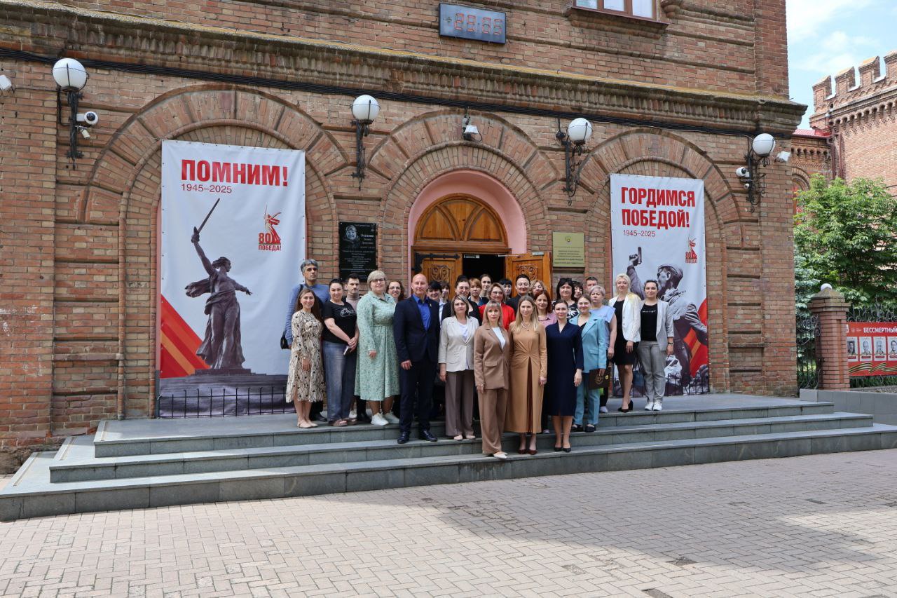 В Научном центре Российской академии образования на базе Азовского педагогического прошел научно-методическом семинар «Проблемы социально-психологической адаптации участников образовательных отношений в условиях проведения Специальной военной операции».    Модератором семинара выступила Ульянина Ольга Александровна, доктор психологических наук, член-корреспондент РАО, руководитель ФКЦ по обеспечению психологической службы в системе образования Российской Федерации МГППУ.   Участниками семинара стали более 35 представителей, среди которых сотрудники научных Центров РАО, преподаватели ВУЗов, специалисты центров психолого-педагогической, медицинской и социальной помощи, педагоги-психологи.  В формате открытого микрофона на семинаре обсудили проблемы социально-психологической адаптации обучающихся, студентов и педагогических работников, условия повышения жизнестойкости личности и направления формирования положительных смысложизненных ориентаций.  #заксобр_зо  #АГПУ #ПЕДВУЗРФ #Ректор #РАО