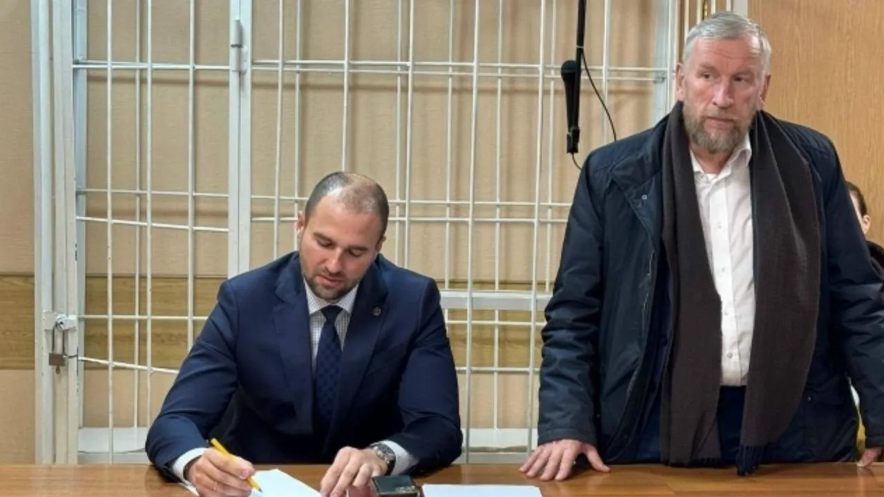 Суд арестовал имущество главы группы компаний Дискус Алексея Джулая на 1 3 млрд рублей Ранее в январе на счетах Джулая уже были заморожены почти 600 млн рублей Прокуратура оспорила это и добилась увеличения суммы ареста в два раза Следствие утверждает что Джулай привлекал средства пайщиков для строительства жилья но не выполнил обязательства Деньги использовались его подконтрольными компаниями однако строительство не завершилось В деле насчитывается более 800 потерпевших а общий ущерб оценивается в 1 2 млрд рублей