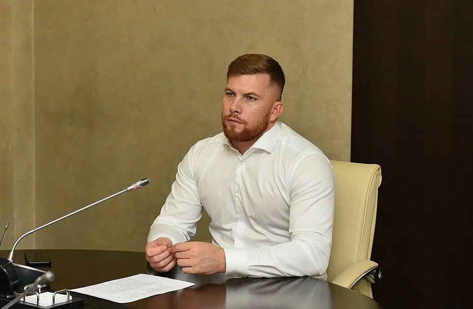 Вступил в силу приговор бывшему вице мэру Барнаула Антону Шеломенцеву получившему 8 5 года колонии по делу о взятке Выдвинутые против чиновника обвинения касались периода его работы главой городского комитета по дорожному хозяйству благоустройству и транспорту По версии следствия Антон Шеломенцев получил от двух предпринимателей взятки на общую сумму 2 6 млн руб за покровительство В июне 2025 года бывшему вице мэру вынесли приговор В судебных прениях гособвинитель просил для Антона Шеломенцева 11 лет лишения свободы и штраф 25 млн руб Сам подсудимый заявлял о своей невиновности Администрация Барнаула  Подписывайтесь на Ъ Сибирь
