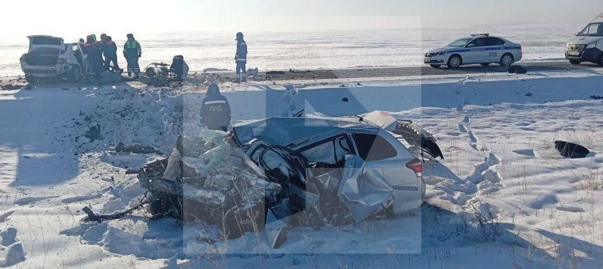 Пять человек погибли в аварии под Кызылом в Республике Тыва еще один предварительно жив сообщил источник РЕН ТВ ДТП произошло на автодороге Кызыл Эрзин Там столкнулись две машины Детали уточняются UPD столкнулись Toyota Corolla и Toyota Corolla Fielder в первой находились трое мужчин и женщина один из мужчин выжил остальные погибли Во второй машине находились двое взрослых они также погибли уточнил источник РЕН ТВ РЕН ТВ ждет вас в MAX