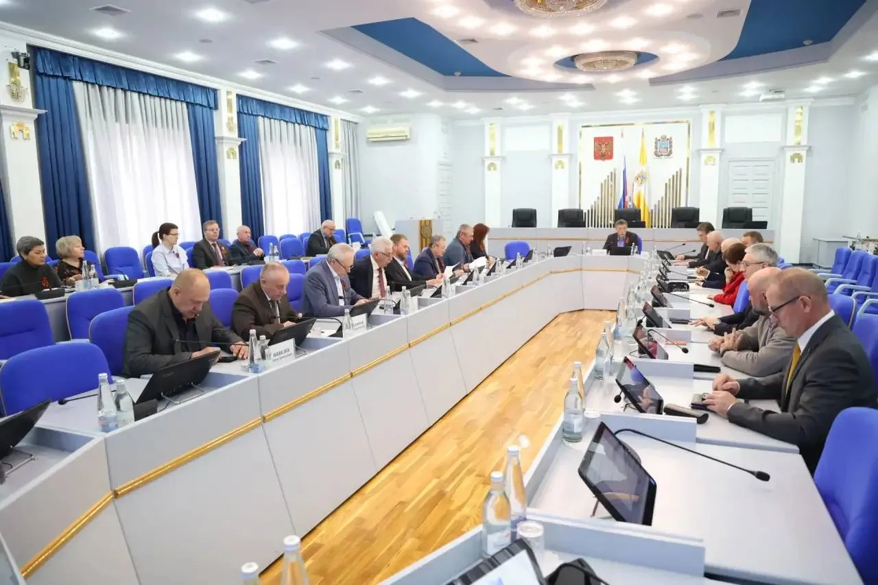 В Думе Ставропольского края прошло рабочее совещание депутатов и сотрудников аппарата краевого парламента Обсуждены планы на текущую неделю 22 апреля состоится очередное заседание Думы В комитетах продолжается подготовка законопроектов В комитете по экономическому развитию и собственности приступили к рассмотрению отчета Уполномоченного по правам предпринимателей в Ставропольском крае о деятельности в 2025 году Дума Ставрополья на неделе также станет площадкой Международного исторического диктанта на тему событий Великой Отечественной войны Диктант Победы