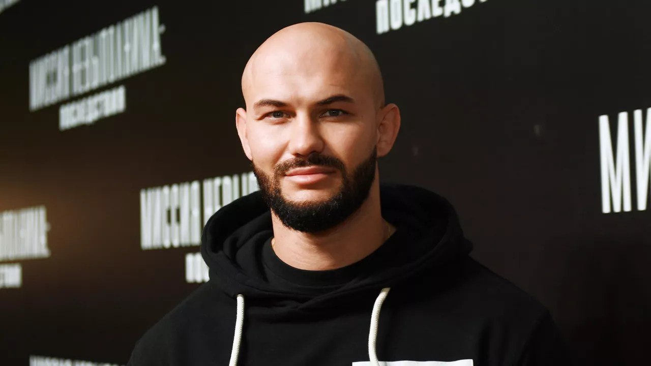 Адвокат Сергей Жорин будет представлять интересы рэпера Джигана Денис Устименко Вейнштейн в рамках бракоразводного процесса с блогером Оксаной Самойловой Об этом сам Жорин рассказал Пятому каналу В октябре в СМИ появилась информация что Самойлова подала заявление о расторжении брака мировому судье Его зарегистрировали 6 октября Самойлова и Джиган женаты с 2012 года у них четверо детей СМИ писали что они уже хотели развестись в 2020 году но в итоге отказались от этих планов Жорин подтвердил что будет представлять интересы рэпера Однако деталей он не привел Это правда Но доверитель пока не уполномочил давать комментарии Тем более что сегодня только беседа заключил адвокат