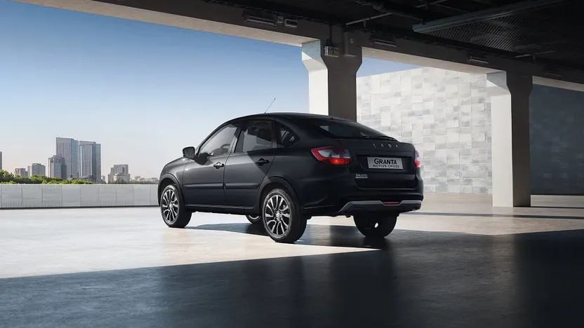 Стали известны цены кросс-лифтбека Lada Granta «Вседорожная» пятидверка Active Cross получила две комплектации с разными двигателями и оценена в 1 185 000 и 1 370 000 рублей. Таким образом, самая доступная версия новинки оказалась на 75 тысяч дороже обычного лифтбека с тем же оснащением. Стартовая комплектация Lada Granta Active Cross получила 90-сильный 1,6-литровый двигатель в сочетании с механической коробкой и по оснащению близка к стандартной для модели версии Comfort. Такой лифтбек укомплектуют, к примеру, двумя подушками безопасности, передними креслами с подогревом, кондиционером и аудиосистемой. Модификация с более мощным двигателем получит и более насыщенное наполнение. К 106-сильному агрегату АвтоВАЗ приложит центральный замок с дистанционным управлением, парктроники и противотуманки. Кондиционер заменят климат-контролем, аудиосистему — комплексом EnjoY Pro. Среди прочего появится круиз-контроль с ограничителем скорости.