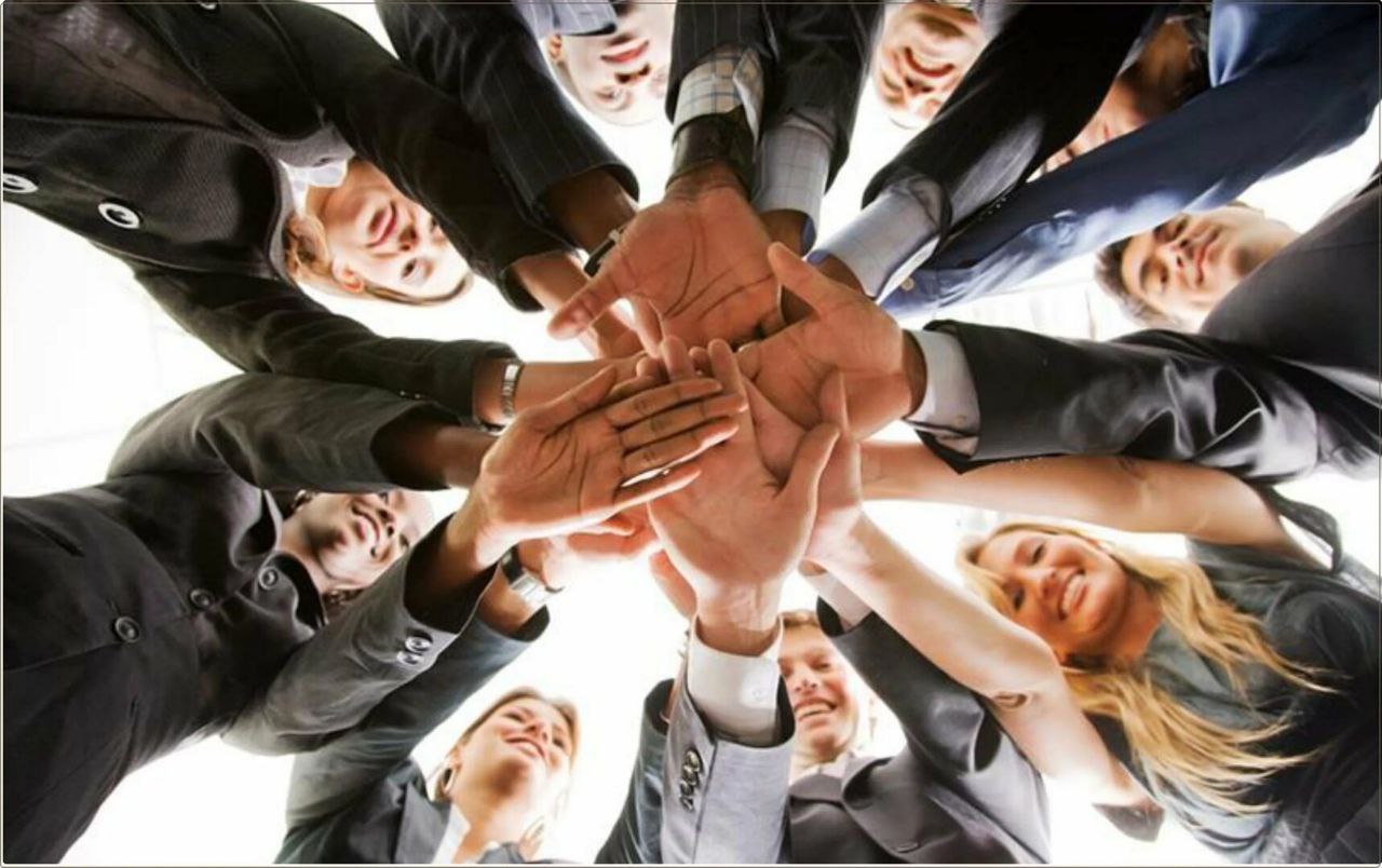 По данным исследования компании Dream Job, для россиян нездоровая атмосфера в коллективе важнее низкой зарплаты, переработок и проблем с руководством.  Вот главные причины, по которым люди увольняются:  Тяжелые или небезопасные условия труда — 59,3%.  Неблагоприятная атмосфера в коллективе — 46,2%.  Низкая зарплата — 41,1%.  Сложный график, переработки и проблемы с руководством — чуть более 30%.  Отсутствие карьерного роста — 23,1%.   Russia News - Подпишись