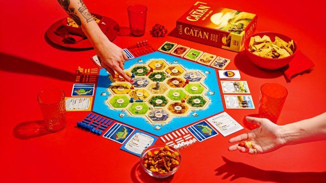Netflix приобрел эксклюзивные права на экранизацию настольной игры Колонизаторы Catan Стриминг намерен разработать по мотивам нее игровые и анимационные фильмы а также сериалы и видеоигры Catan Studio