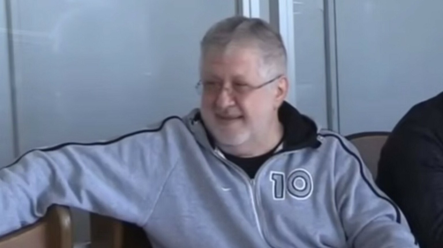 Коломойский назвал Миндича идиотом и предположил кто стоит за главным коррупционным скандалом Украины Олигарх Игорь Коломойский заявил в суде что бывший чиновник Игорь Миндич не мог организовать коррупционную схему из за недостатка интеллекта передает ArbatMedia На судебном заседании Коломойский выразил уверенность что в деле о хищениях замешаны более влиятельные фигуры чем Миндич По его словам экс чиновник не обладал ни нужным уровнем влияния ни умственными способностями для создания сложной схемы Он идиот черт Ну какой из него глава мафии заявил бизнесмен в зале суда Коломойский также допустил что Миндич мог скрыться из страха за свою жизнь Он предположил что настоящие организаторы могли устранить его чтобы замести следы Ранее на том же процессе олигарх уже называл Миндича стрелочником и критиковал президента Украины заявив что у Наполеона Зеленского скоро наступит конец Прислать новость