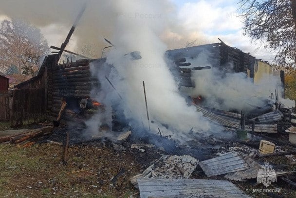 Под Киришами продолжают загадочно гореть дома  Полыхавшее здание тушили в Киришском районе Ленинградской области. Хозяин уверен, что дом подожгли. С середины октября экстренные службы выезжают в населенный пункт минимум раз в сутки.