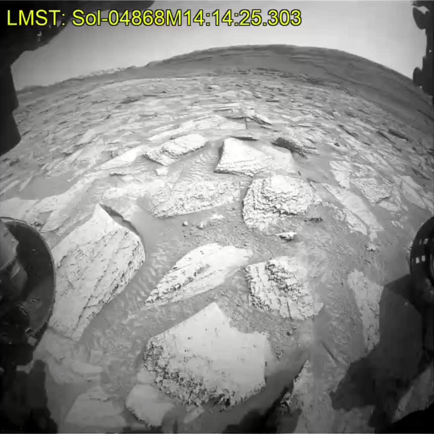 Инженеры НАСА успешно справились с застрявшим камнем на марсоходе Curiosity