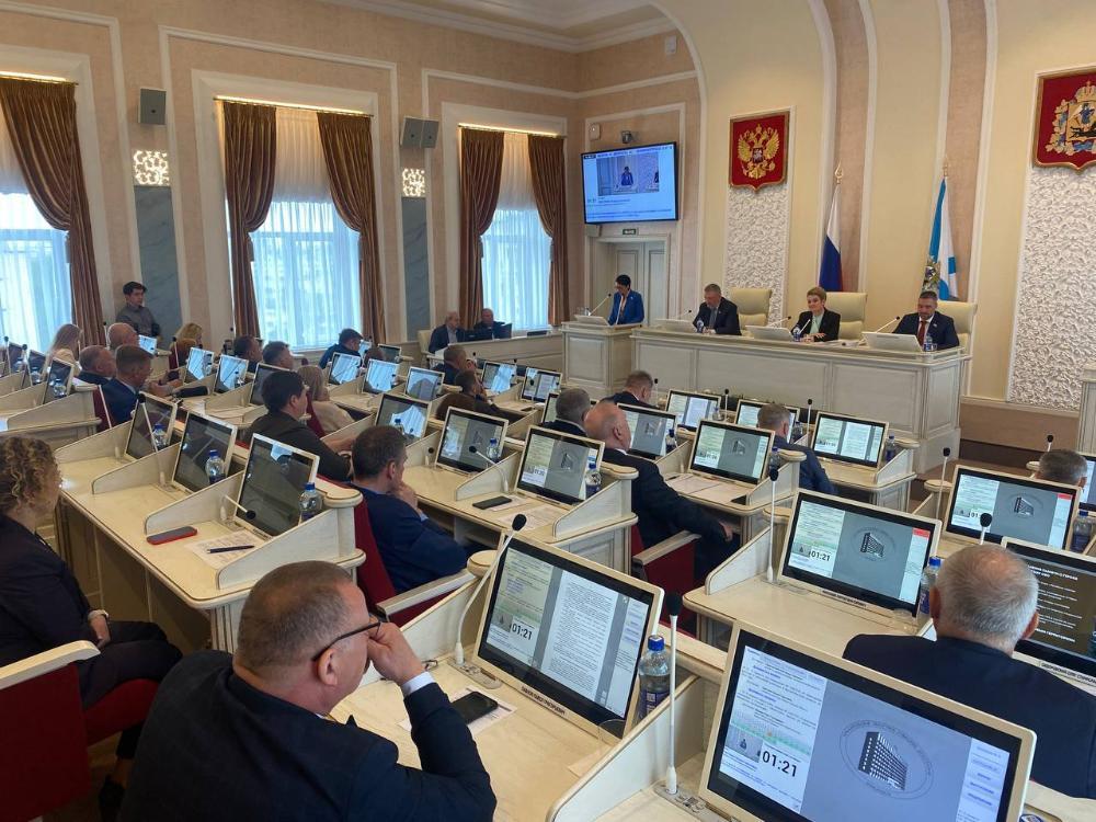 Не время замерзать! Парламентарии Поморья отработали июньскую сессию и ушли на двухмесячные каникулы. Вернуться депутаты осенью. В стенах Архангельского областного Собрания депутатов завершилась очередная парламентская сессия, которая закрыла летний сезон. Далее — каникулы и работа с избирателями в округах. На 18-й сессии депутаты рассмотрели ряд значимых законопроектов, которые коснутся многих жителей региона. Так, например, масштабные изменения вносятся в Устав Архангельской области — это связано с принятием нового федерального закона о местном самоуправлении в системе публичной власти. Кроме того, был принят законопроект о новом порядке избрания главы Архангельска — из числа кандидатов, представленных губернатору парламентскими фракциями, Советом муниципальных образований Архангельской области, Общественной палатой и Всероссийской ассоциацией развития местного самоуправления. Подробнее о прошедшей сессии читайте на сайте.