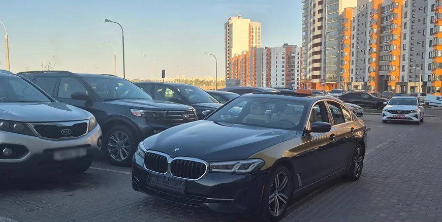 Девятилетняя девочка попала под колеса автомобиля во дворе дома в Минске Инцидент произошел вечером 3 мая во дворе дома 14 на улице Монюшко 22 летний водитель автомобиля BMW совершил наезд на ребенка По предварительной информации девочка выбежала на проезжую часть из за припаркованных машин Пострадавшая доставлена в медицинское учреждение для обследования На месте работали сотрудники ГАИ Ленинского района Госавтоинспекция напоминает о правилах безопасности при переходе дороги из за ограничивающих обзор объектов Родителям советуют контролировать детей на улице и ежедневно напоминать им о безопасном поведении особенно во дворах Разговоры на кухне
