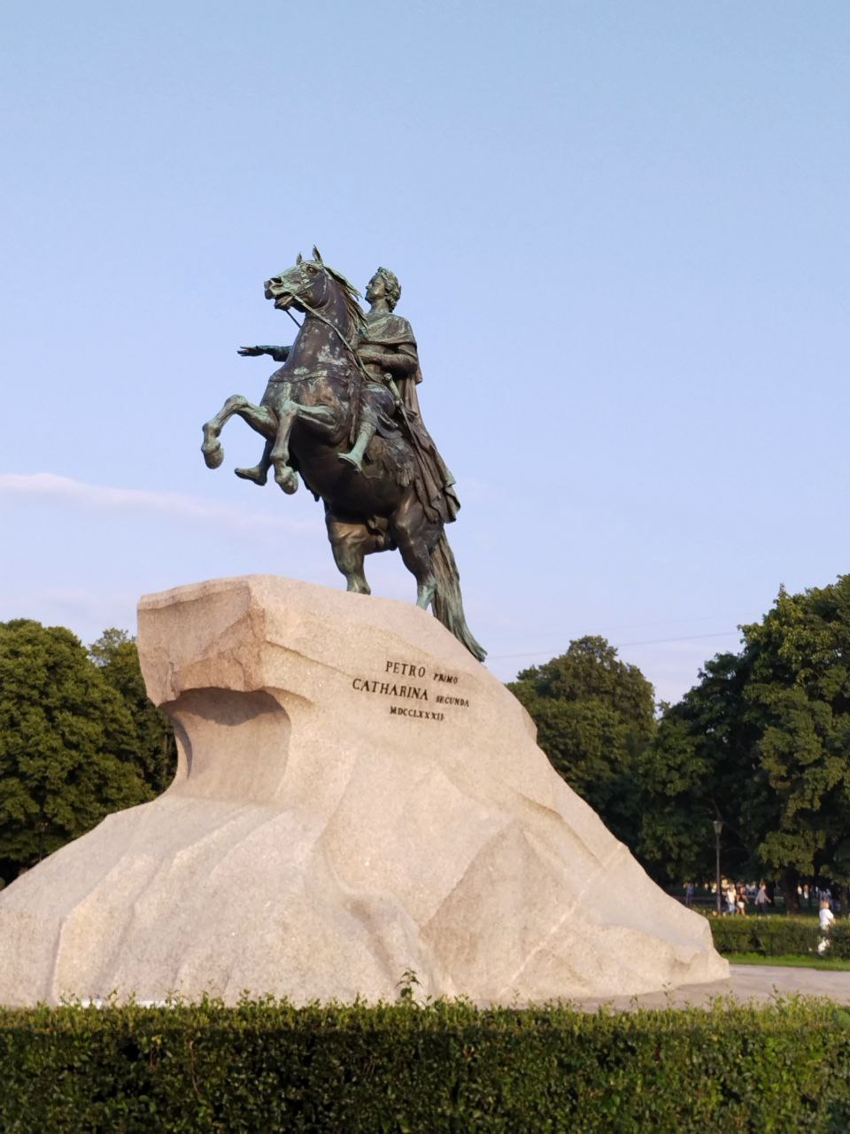Пособия студенческим семьям в Петербурге увеличат в пять раз - до 18749 рублей. Сейчас оно в пять раз меньше — 3457 рублей. Таким образом выплата достигнет величины прожиточного минимума для детей, установленного в Петербурге. Законопроект об этом принят в первом чтении депутатами Законодательного собрания города. Предполагается, что ежемесячные выплаты будут осуществляться за счёт средств бюджетных ассигнований городского комитета по социальной политике.