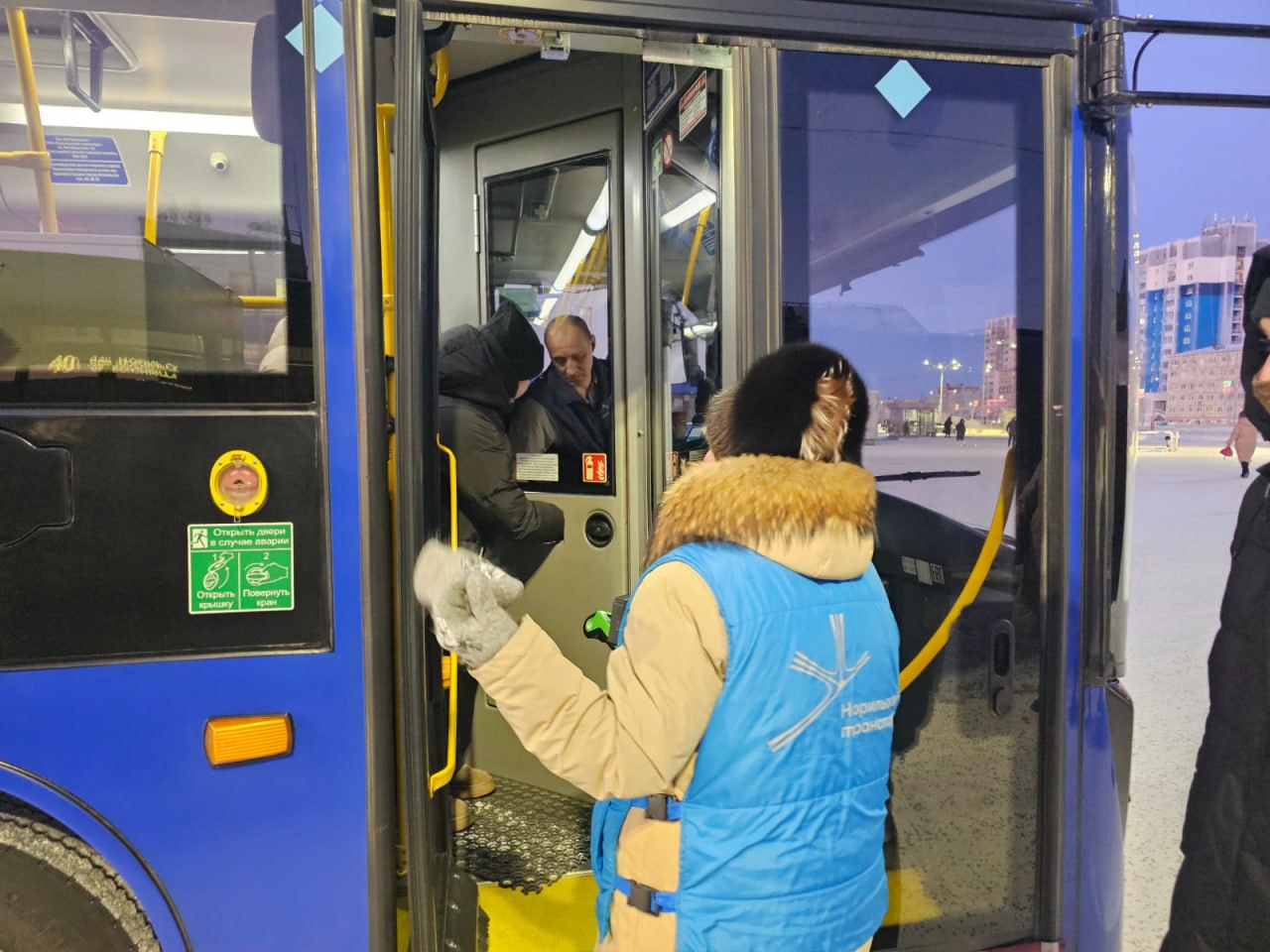 Комплексная проверка оплаты проезда пассажирами автобусов  В новом году комплексные проверки подтверждения оплаты проезда пассажирами муниципального транспорта продолжены. Вчера было составлено шесть протоколов об административном нарушении.  Всего с начала проведения контрольных мероприятий проведено девять комплексных проверок по линейному контролю и составлено 79 протоколов. Рейды проводят контролёры МУП «Норильский транспорт» и сотрудников администрации города Норильска при поддержке правоохранительных органов.  Подробнее читайте на нашем сайте.   #зпнорильск #заполярнаяправда #газетанорильск #норильск #талнах #кайеркан #оганер #новостинорильска   ВКонтакте     Telegram