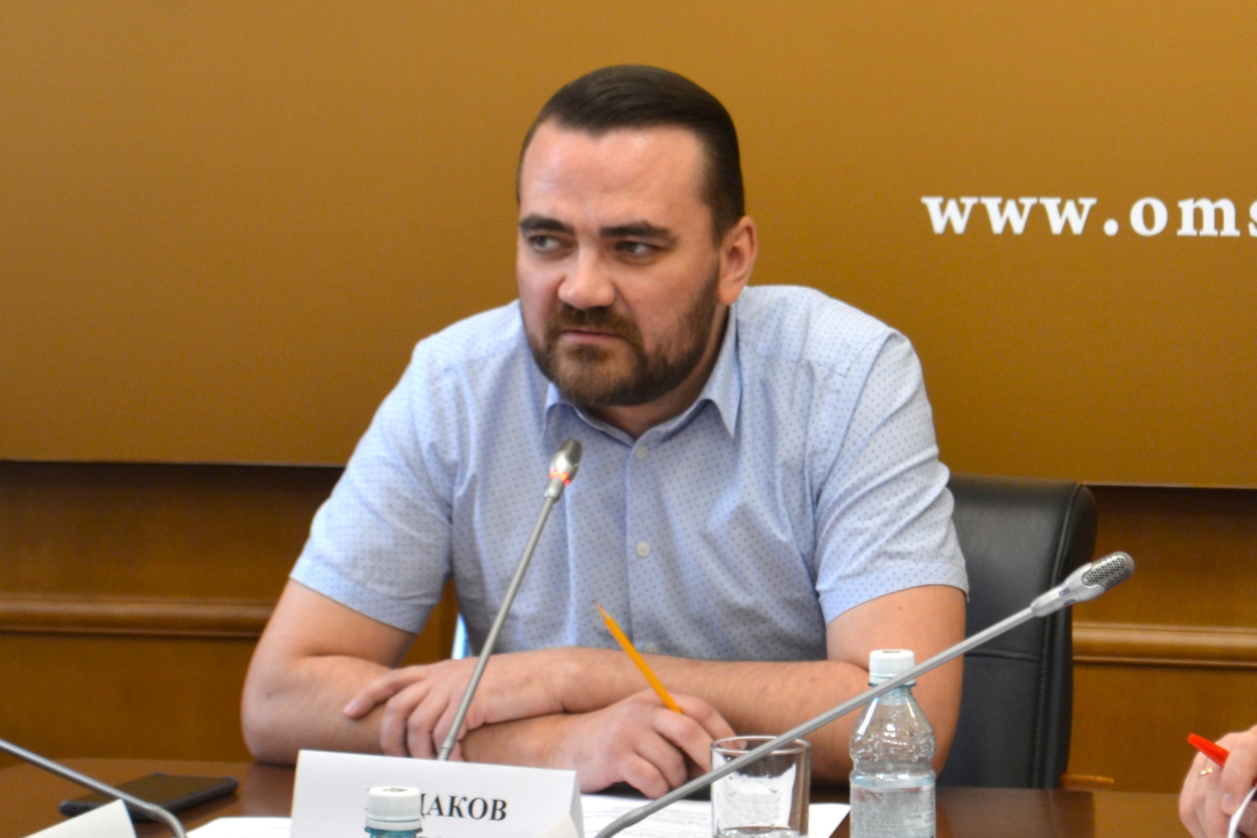 В Омской области готовятся к единому дню голосования Сегодня в Облизбиркоме прошло совещание с председателями территориальных комиссий. В режиме видеоконференцсвязи специалисты обсудили самые актуальные вопросы проведения предстоящих выборов. Председатель Избирательной комиссии Омской области Иван Ходаков рассказал коллегам об особенностях избирательных кампаний, ходе выдвижения и регистрации кандидатов, важных аспектах, на которые стоит обратить внимание в своей работе. В ходе совещания специалисты обсудили вопросы: организации работы с избирательными бюллетенями, изготовления информационных материалов, включая плакаты о кандидатах, сроков и порядка проведения агитации, финансового обеспечения выборов. Напомним, подобные семинары проводятся регулярно, главная их цель – скоординировать и оптимизировать работу избирательных комиссий, организующих выборы.