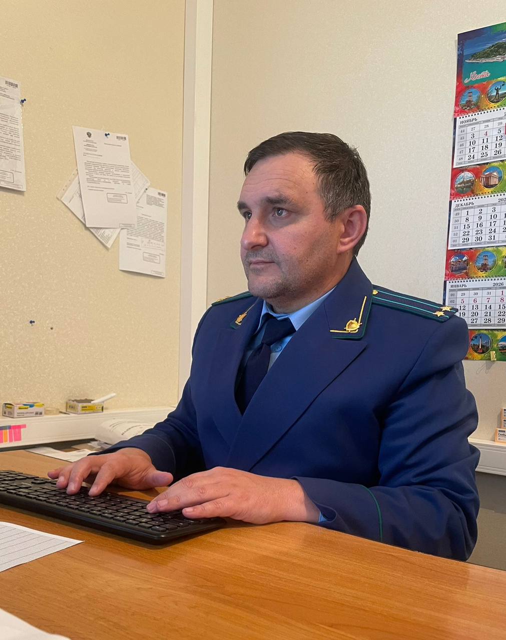 По требованию прокуратуры Хунзахского района 12 муниципальных служащих привлечены к ответственности за нарушения антикоррупционного законодательства Прокуратурой Хунзахского района Республики Дагестан проведена проверка исполнения законодательства о противодействии коррупции Установлено что должностными лицами администрации муниципального района Хунзахский район в нарушение требований антикоррупционного законодательства были представлены неполные и недостоверные сведения о доходах об имуществе и обязательствах имущественного характера за 2024 год Выявленные нарушения послужили основанием для внесения прокуратурой представления главе администрации Хунзахского района По результатам его рассмотрения к дисциплинарной ответственности привлечены 12 муниципальных служащих в том числе 3 заместителя главы районной администрации