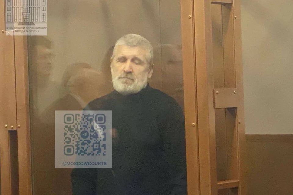 Москвича, который убил "профессионального соседа", выпустили из СИЗО: "Будет жить в той самой квартире" 60-летнего Андрея Васильева, фигуранта резонансного дела, перевели под домашний арест. Теперь в ожидании решения суда он будет жить в той самой квартире, отстаивая которую, он в конце прошлого года убил одного из рейдеров, угрожавших ему расправой. До этого Васильеву, имеющему долю в квартире, приходилось в течение 15 лет делить свою однушку с соседями, которых подселяли к нему другие собственники недвижимости. За эти годы 2/3 квартиры были неоднократно в том числе по частям проданы, а к мужчине подселяли все новых и новых постояльцев. В какой-то период ему приходилось делить эту квартиру с 15 ! незнакомцами. И это все в надежде выжить Васильева с принадлежащих ему квадратных метров. Последние соседи устроили пожилому мужчине настоящий ад, обещали зарезать. Во время очередной ссоры хозяин схватил подвернувшийся под руку черенок от лопаты и забил одного из рейдеров, имеющего четыре ходки за разбой и кражи, до смерти.