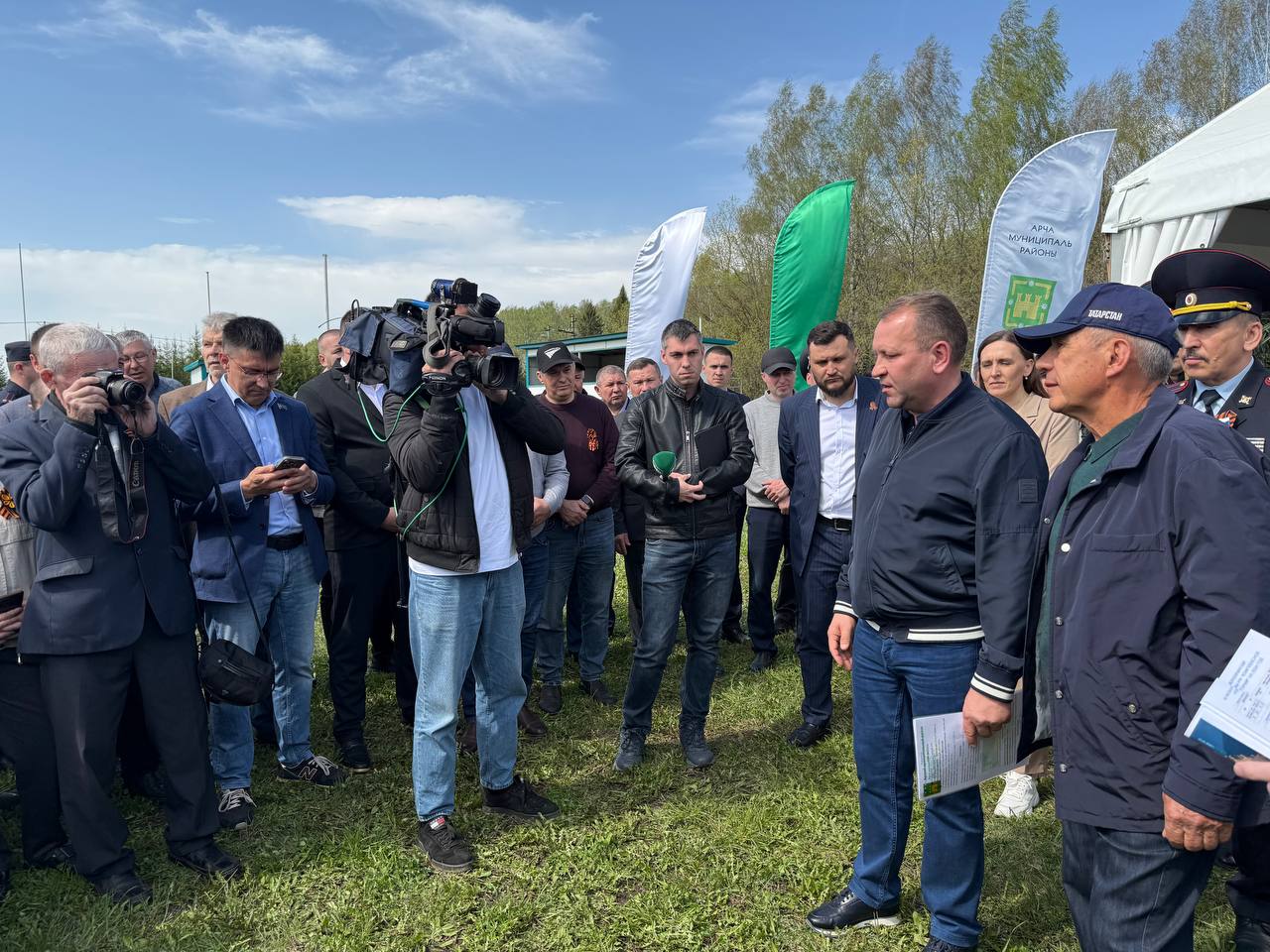 Рустам Минниханов посетил Арский район Татарстана. По маршруту следования он вместе с министром сельского хозяйства и продовольствия республики осмотрел, как идет посевная. На встрече с руководителями хозяйств, инвесторами, главами сельских поселений и активом обсудили актуальные вопросы, которые волнуют сельчан района. По словам министра сельского хозяйства и продовольствия республики район активно включился в посевную. Удобрения и семена в достатке. Есть необходимость в обновлении техники. Рустам Минниханов обратил внимание, что по всем республиканским программам работа будет продолжена. В частности, он отметил важность своевременной организации всех дорожных работ. Отдельно Раис РТ остановился на приближающемся юбилее Победы в Великой Отечественной войне. Он обратился к активу, что бы без внимания не остался ни один ветеран. Такую же поддержку надо оказывать семьям участков специальной военной операции.