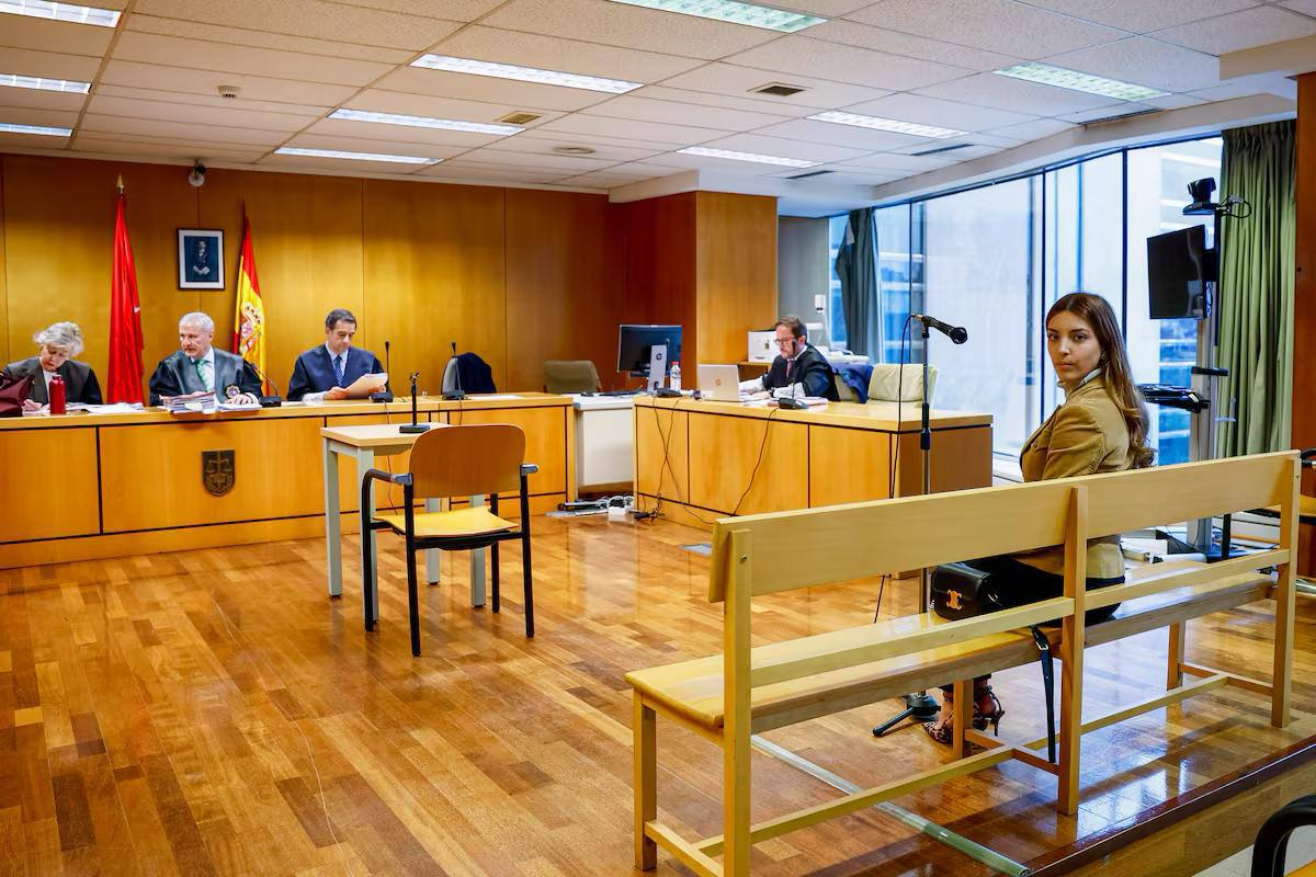Суд Мадрида приговорил 24-летнюю испанку к году тюрьмы и штрафу в 1080 евро за высказывания против нелегальных мигрантов Заголовок El País: «Один год тюрьмы для Изабель Перальты, лидера неонацистской группы Bastión Central, за преступление на почве ненависти к иммигрантам». А теперь внимание: "опасная преступница" в 2021 году на митинге у посольства Марокко заявила, что нелегальные мигранты должны уезжать домой, и произнесла следующие фразы: «Это не миграция — это вторжение» и «Испания — христианская, а не мусульманская страна». Суд признал эти слова нарушающими «достоинство марокканских мигрантов». То есть — вдумайтесь — испанский суд наказал гражданку Испании за то, что она назвала преступников преступниками. Потому что нелегальные мигранты — это по определению те, кто нарушает закон. И вот самое абсурдное: суд отдельно уточнил, что свобода слова не распространяется на «уязвимые сообщества». У меня просто нет слов. И это ещё один сигнал — как в истории с Джорджеску, как с Ле Пен: если кто-то в Европе попытается защищаться — его уничтожат ещё быстрее. Итог такой: молодая девушка Изабель Перальта будет сидеть в тюрьме, а мигранты —ворующие, насилующие женщин, распространяющие наркотики, не платящие налоги — будут разрушать Испанию! Ну что, Браво!!! Европа действительно пала. Мавры захватили не только Испанию — вся Европа рухнула. Старушку добили.