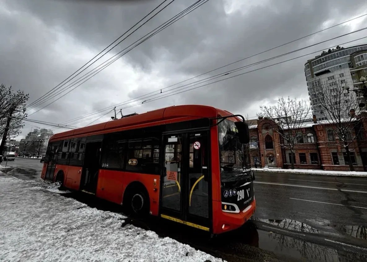 Месячные проездные на электротранспорт вводят в Хабаровске В Хабаровске для школьников студентов и других категорий пассажиров предложили льготные проездные Предложение распространяется на городской электротранспорт трамваи и троллейбусы По проездным можно будет ездить по трамвайным маршрутам 1 2 5 а также на троллейбусах 1 2 4 9 28 Пассажирам доступны три варианта проездных на месяц Для школьников он обойдется в 1500 рублей в месяц Для студентов проездной билет будет стоить 2000 рублей в месяц правда потребуется студенческий билет Для остальных категорий пассажиров проездной обойдется в 2300 рублей ежемесячно В администрации Хабаровска подчеркнули что по каждому из проездных можно совершать не более 80 поездок в месяц Приобрести билеты можно в МУП г Хабаровска ГЭТ ул Краснореченская 96 и в МБУ г Хабаровска ХМНИЦ ул Ким Ю Чена 42 1 этаж каб 4 todaykhv