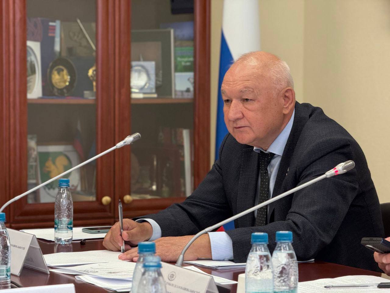 В Госдуме прошло заседание профильного Комитета по делам национальностей под руководством Владимира Иванова С коллегами обсудили ряд значимых для страны тем: Рассмотрели проект федерального закона № 827867-8, который предполагает внесение изменений в закон об объектах культурного наследия народов России в части упрощения снятия с государственной охраны объектов культурного наследия. Здесь наш Комитет выступает соисполнителем. Комитет утвердил заключение и внес ряд предложений. Подвели предварительные итоги реализации государственных программ, связанных с национальной политикой, развитием Северо-Кавказского федерального округа, а также усовершенствованием управления финансами на региональном и муниципальном уровнях. Обсуждение прошло с участием ФАДН России, Счетной палаты России, Минэкономразвития России, Минфина России, Правительства РФ и администрации Президента РФ. Отдельное внимание уделили итогам работы группы по вопросам адаптации мигрантов, беженцев и вынужденных переселенцев. Этот вопрос требует комплексных решений и межведомственного взаимодействия. Завершили заседание обсуждением плана работы нашего Комитета на предстоящую осеннюю сессию. Намечены инициативы и выездные мероприятия в субъектах РФ. #ЕленаЕвтюхова #Госдума #Чукотка #ЕдинаяРоссия