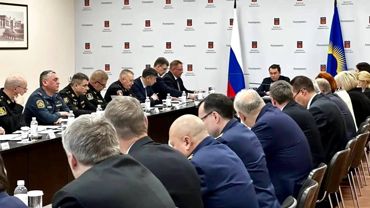 В Мурманске создадут плавбазы для осмотра судов из иностранных портов С учетом возросших рисков диверсий принципиально важно чтобы подводная часть таких судов проходила обязательный осмотр водолазами Это базовая необходимая мера безопасности подчеркнул глава региона на встрече на тему безопасности в акватории Баренцева моря Фото Андрей Чибис ТГ Все самые важные новости Telegram MAX