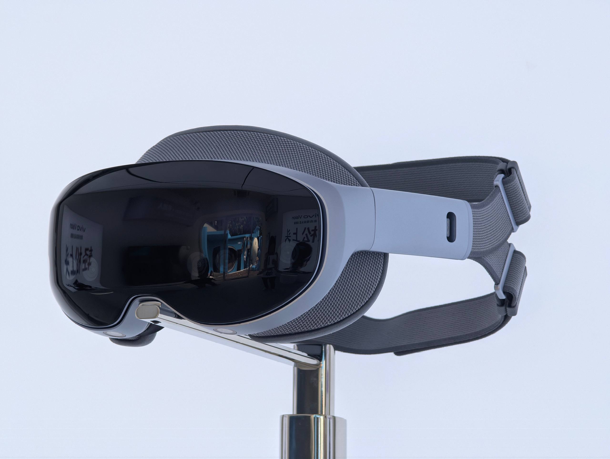 Vivo представила шлем дополненной реальности Vivo Vision Гарнитура во многом напоминает Apple Vision Pro однако устройство Vivo имеет несколько важных отличий Внутри находится два Micro OLED дисплея с разрешением 3840x3552 и чип Snapdragon XR2 Gen 2 Устройство также позволяет смотреть 360 градусные видео и выводить VR контент с ПК чего не умеет гарнитура Apple Vivo Vision поддерживает управление жестами и направлением глаз а также значительно легче конкурентов 398 г против 600 650 г Производитель утверждает что гарнитура не оставляет следов на лице а её компактные размеры позволяют носить устройство даже в небольшой сумке Продажи должны стартовать в ближайшее время Уже завтра Vivo Vision будет доступен для ознакомления в магазинах Китая Стоимость пока неизвестна но обещают цену в разы ниже конкурентов