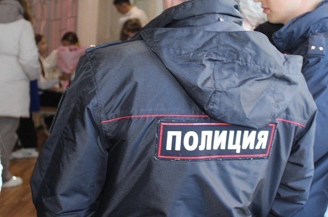 Ростовчанку подозревают в жестоком обращении с ребёнком В Ростове на Дону проводят проверку по факту жестокого обращения с ребёнком Неравнодушный дончанин обратился в полицию когда увидел в чате соседей видеоролик с камеры видеонаблюдения где женщина роняет коляску с ребёнком на пол с битым стеклом Произошло всё в одном из домов на улице Висаитова Сотрудники полиции быстро установили личность подозреваемой и задержали её При осмотре ребёнка специалисты не обнаружили травм Сейчас по делу проводится проверка Подпишись на AiFRostov